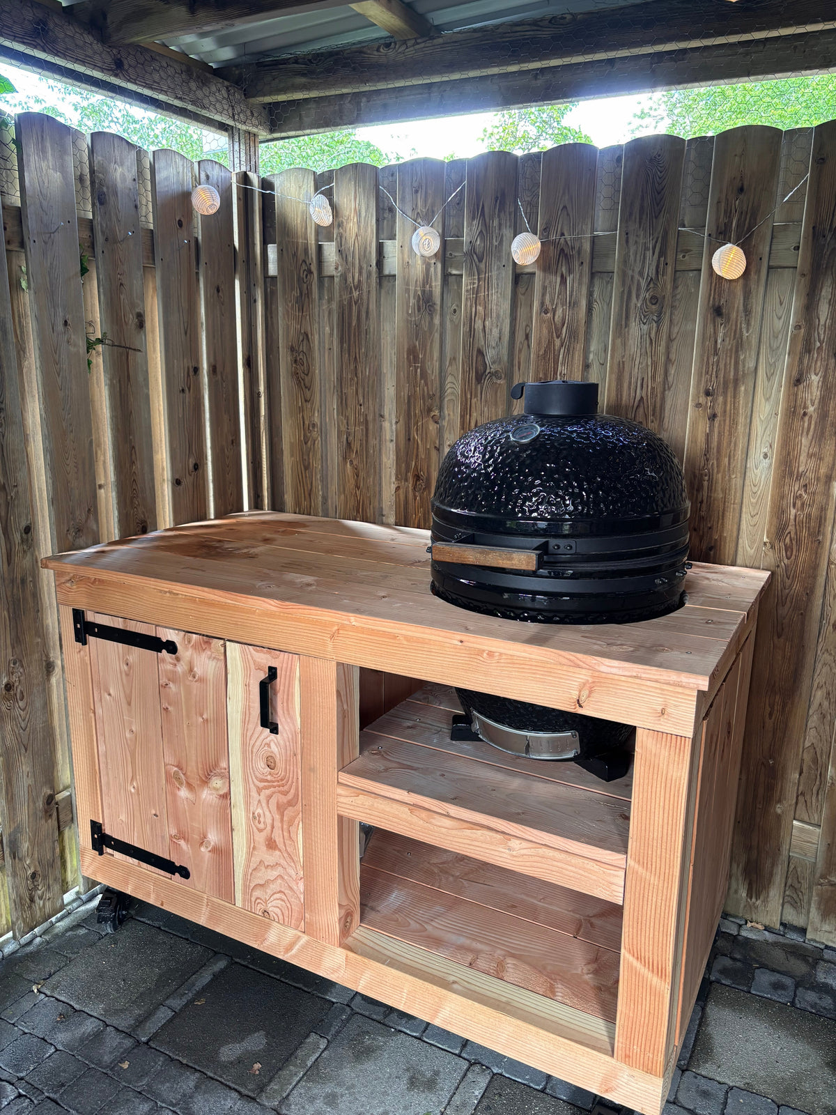 Buitenkeuken met geïntegreerde kamado
