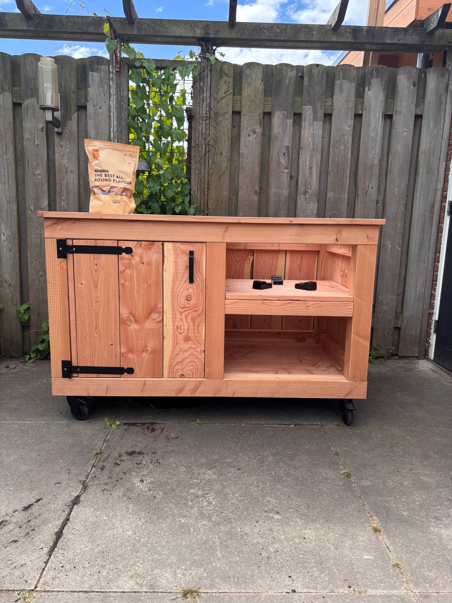 De Tors handgemaakte Douglas buitenkeuken van BBQ Cartel